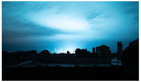 Brève Une lumière bleu électrique inonde le ciel de NewYork