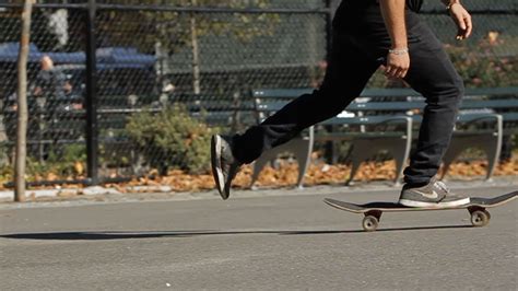 10 Easy Skateboard Tricks for Beginners (Tips and Procedure)