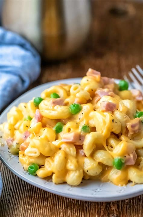 macaroni and cheese with ham and peas