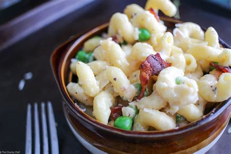 macaroni cheese with bacon and peas