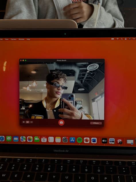 Macbook Selfie Ideas Men