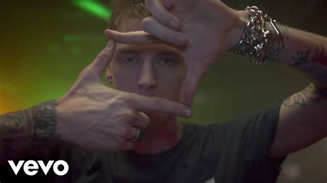 Machine Gun Kelly se une a Halsey no clipe de Me Too" The Music Journal Brazil