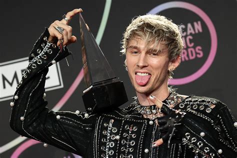 Machine Gun Kelly attends the 2021 MTV Video Music Awards at Barclays... News Photo Getty Images
