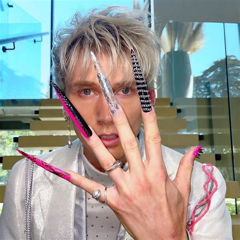 Machine Gun Kelly Rocks an Over 3 Inches Long Nails at iHeartRadio Music Awards