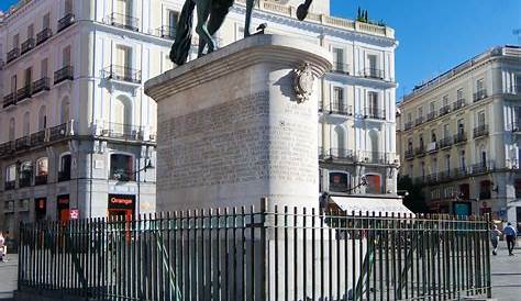 La estatua ecuestre de Carlos III, en Sol. | Caminando por Madrid