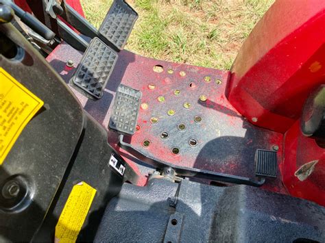 MAHINDRA 2615 FARM TRACTOR, VIN/SN272034 MFWD, PTO, 3 PTH, ROLL BAR