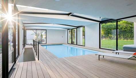 Maison contemporaine avec lounge au milieu de la piscine