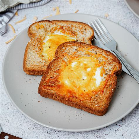 Make Toast With Egg In Middle
