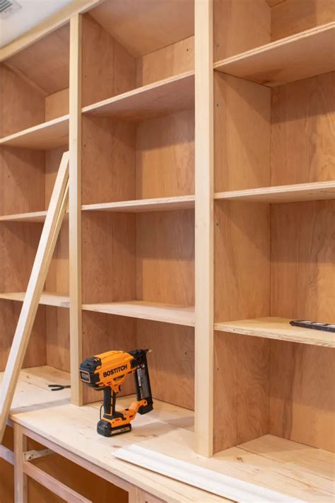DIY Rustic Pallet Bookshelf