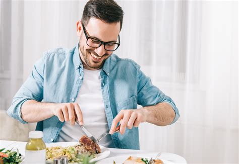 pria makan makanan sehat dan seimbang