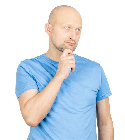顎を撫でながら考える男性