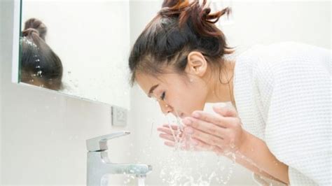 Manfaat Cuci Wajah Dengan Air Hangat