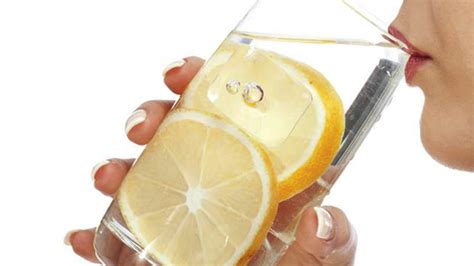 Temukan 9 Manfaat Minum Air Lemon Sebelum Tidur yang Jarang Diketahui