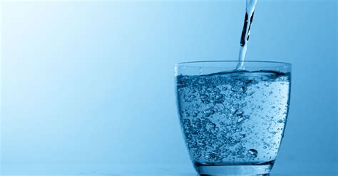 Manfaat Air Mineral Kristal Gelas