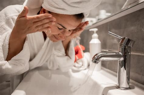 Temukan Manfaat Mencuci Muka dengan Air Hangat yang Jarang Diketahui