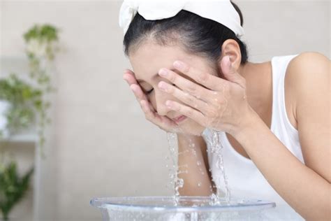 Temukan Manfaat Mencuci Muka dengan Air Hangat Sebelum Tidur yang Jarang Diketahui