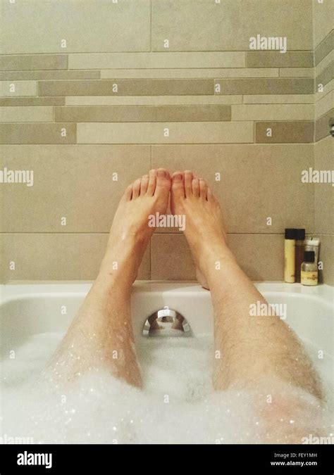 Mann in der Badewanne stockfoto. Bild von badezimmer, inländisch 9528118