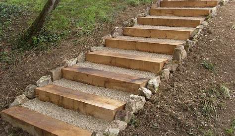 Escalier extérieur traverses bois et gravats blancs