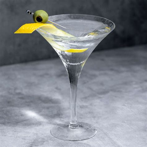 Martini dengan Twist Lemon