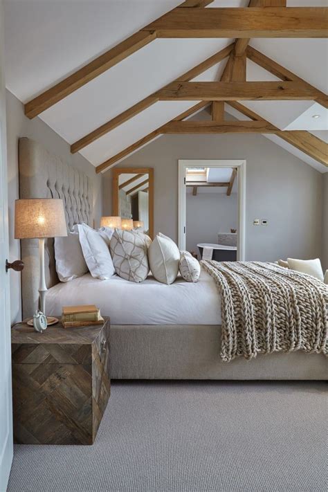 16 Most Fabulous Vaulted Ceiling Decorating Ideas