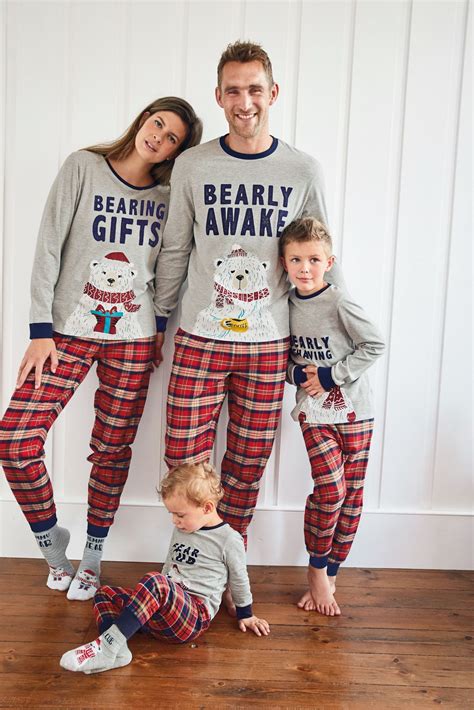Matching Pajamas christmas outfits for family pictures