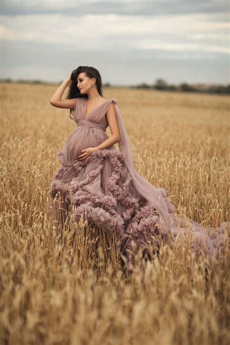 Maternity Dress For Photoshoot With Train: A Guide