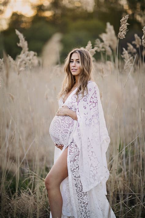 Maternity Dresses For Summer Photoshoot: Tips And Tricks