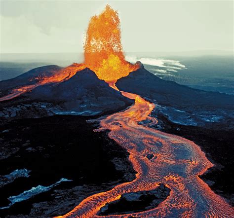mauna loa volcano in hawaii erupts