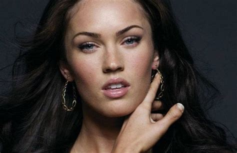 megan fox missing finger