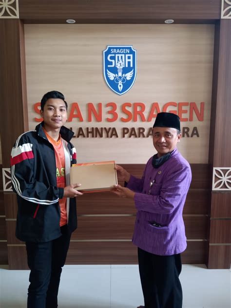 memberikan reward dan penghargaan