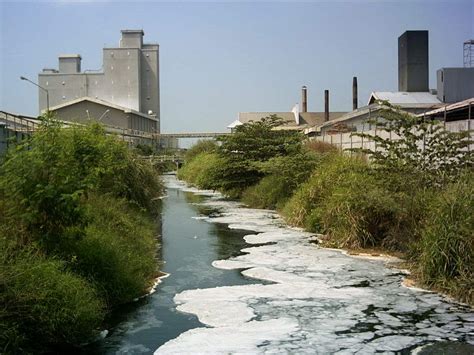 membuang limbah pabrik ke sungai