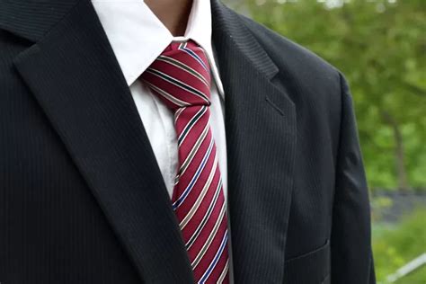 memilih dasi yang sesuai