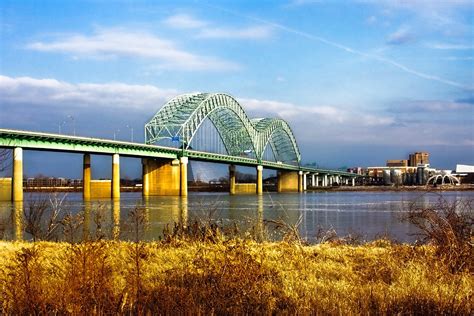 memphis bridges across the mississippi