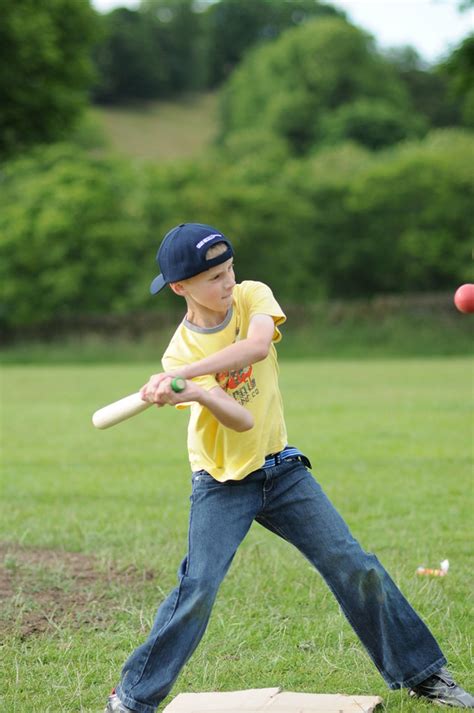 Macam-Macam Cara Memukul Bola dalam Permainan Rounders di Indonesia