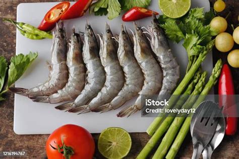 Menambahkan daging dan udang