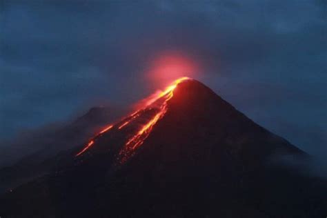 mengapa gunung berapi bisa meletus