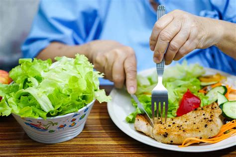 Mengatur Pola Makan dan Menghindari Makanan Berlemak