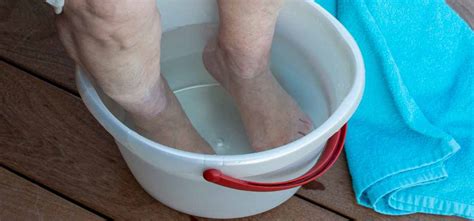 Merendam kaki dalam air hangat