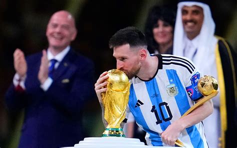 messi kissing world cup trophy 2022