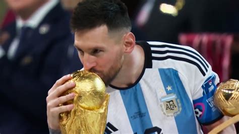 messi kissing world cup trophy 4k