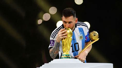 messi kissing world cup trophy wallpaper 4k
