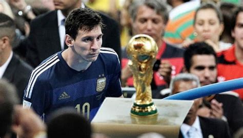 messi looking at world cup trophy 2014