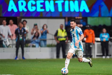 messi plays for argentina