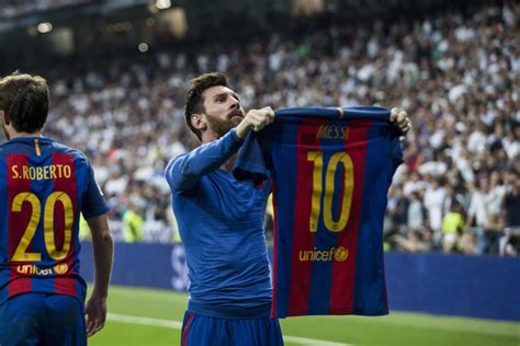 messi showing his shirt