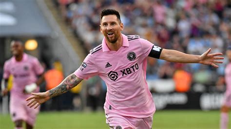 messi wearing pink jersey