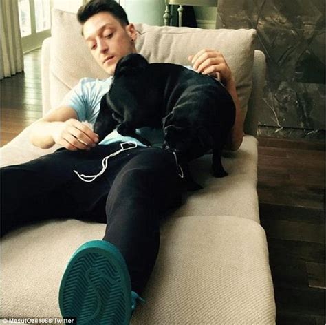 mesut ozil with his dog