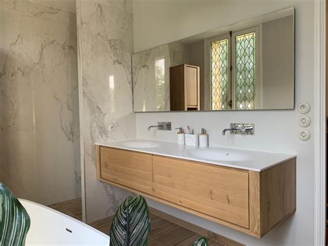 Salle de bains entre bois et marbre