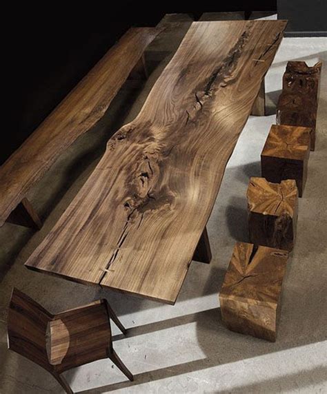 Les meubles en bois brut sont une jolie touche nature pour l'intérieur