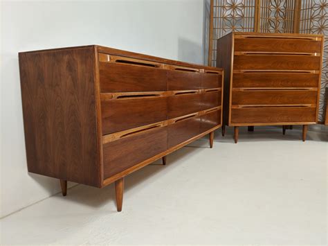 Shop Robyn Midcentury Modern Dark Walnut 4piece Bedroom Set On Sale