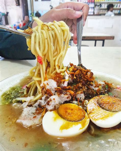 Tabel Makanan dan Minuman Lezat yang Cocok untuk Dinikmati saat Hujan di Indonesia